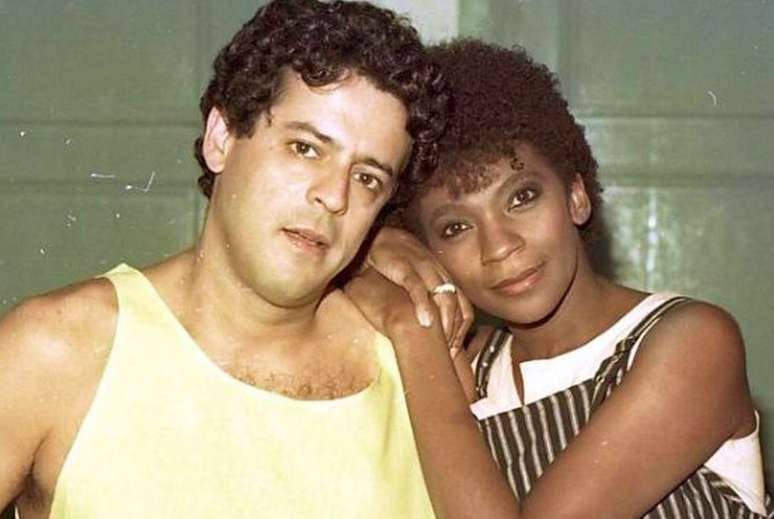 Na novela ‘Corpo a Corpo’, Zezé Motta era discriminada pela família do namorado branco, interpretado por Marcos Paulo (1951-2012), e enfrentou o racismo de parte dos telespectadores