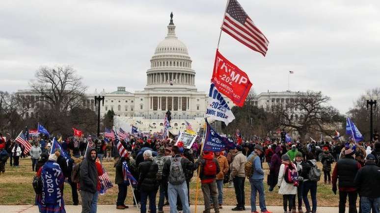 Milhares de pessoas se reuniram em Washington, inclusive com a presença de Trump mais cedo para contestar resultado da eleição de novembro