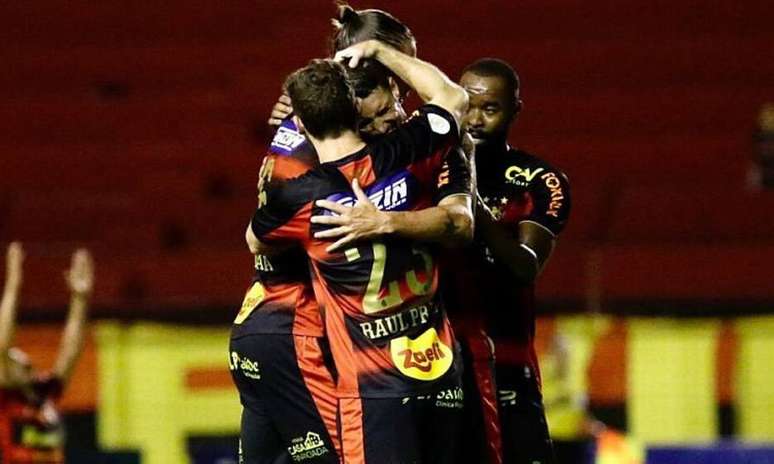 Jogadores do Sport comemoram o gol de Thiago Neves