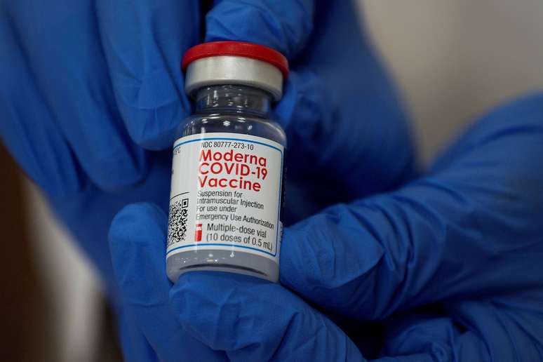 Profissional de saúde segura frasco de vacina da Moderna contra Covid-19 em hospital de Nova York
21/12/2020 REUTERS/Eduardo Munoz
