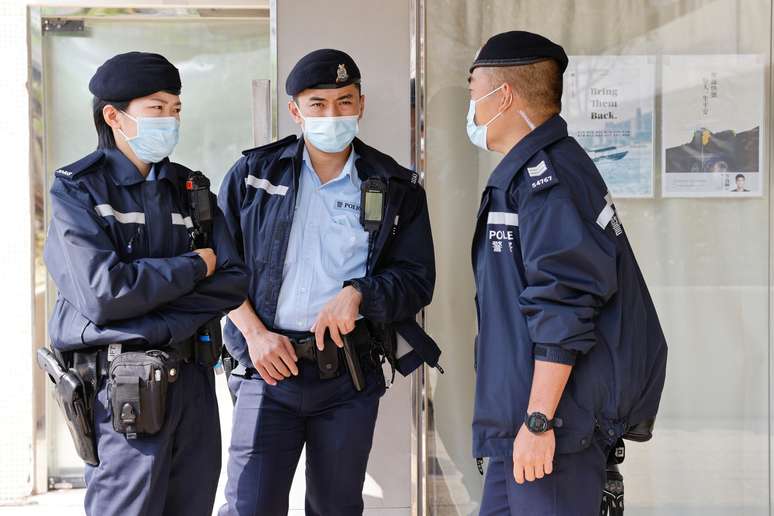 Policiais fazem guarda do lado de fora de escritório de ativista pró-democracia em Hong Kong
06/01/2021 REUTERS/Tyrone Siu