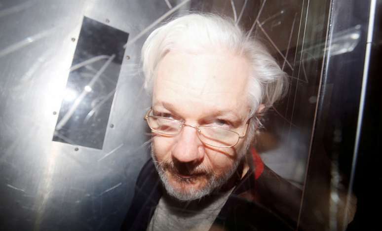 Julian Assange deixa corte, em Londres, em janeiro do ano passado
13/01/2020
REUTERS/Henry Nicholls