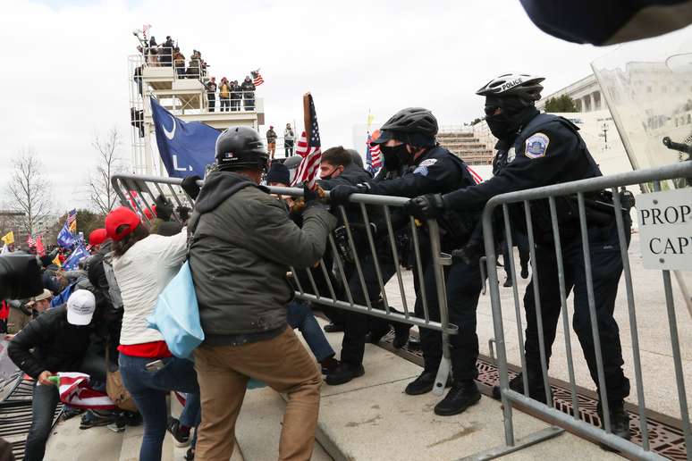 Manifestantes pr&oacute;-Trump tentam romper barreira policial do lado de fora do Capit&oacute;lio
06/01/2021
REUTERS/Leah Millis