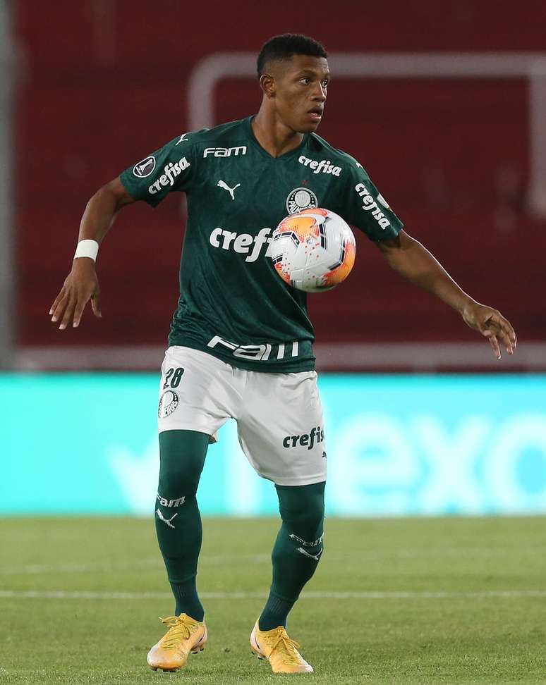 Danilo, do Palmeiras, domina a bola na vitória do Palmeiras sobre o River por 3 x 0