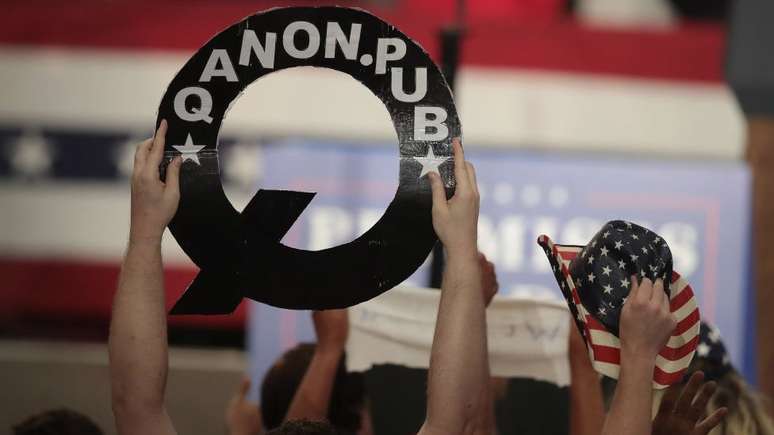 Apoiadores do QAnon trazem faixas e bandeiras para manifesta&ccedil;&otilde;es em apoio ao presidente Trump