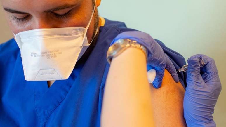 Vacinação dará prioridade a profissionais de saúde, idosos, indígenas e quilombolas