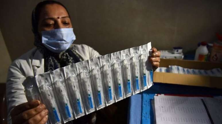 Especialistas contestam o argumento de que a disponibiliza&ccedil;&atilde;o de vacinas na rede particular poderia ajudar a desafogar o SUS.