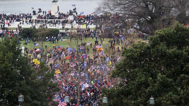 Antes da invasão, apoiadores do presidente dos EUA, Donald Trump, se reuniram em frente ao Capitólio