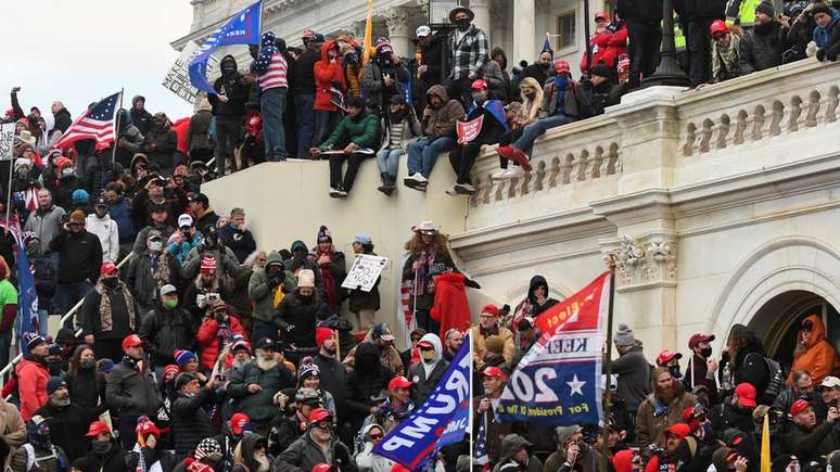 Um grupo de apoiadores de Donald Trump ocupou portões do Capitólio de Washington