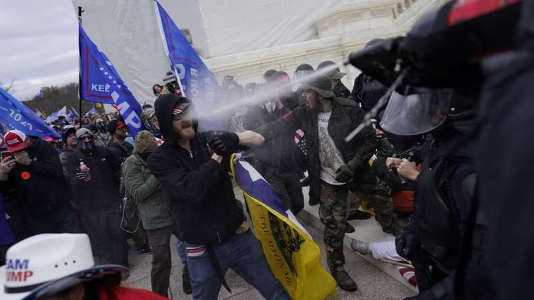 A polícia de Washington confrontou os apoiadores de Trump com gás lacrimogêneo