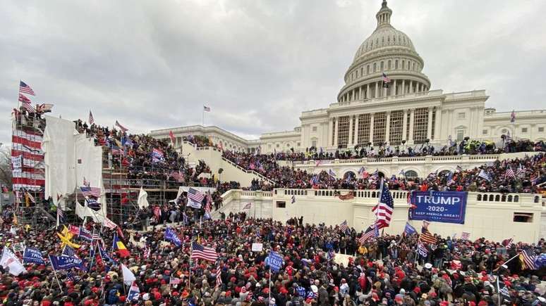 Manifestantes se reuniram fora do Capitólio quando a sessão conjunta começou