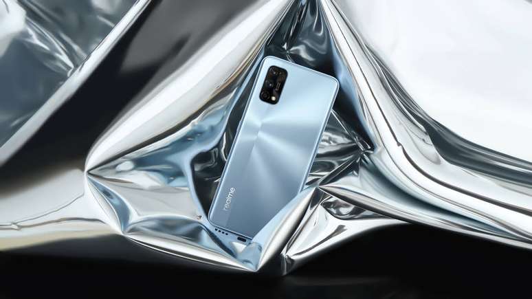 O celular Realme 7 Pro promete completar a carga de bateria em até 34 minutos, graças ao carregador de 65W