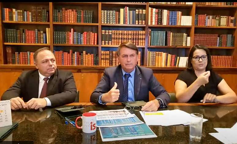 Jair Bolsonaro durante primeira live deste ano; ministro da Saúde, Eduardo Pazuello, participou da transmissão ao lado do presidente