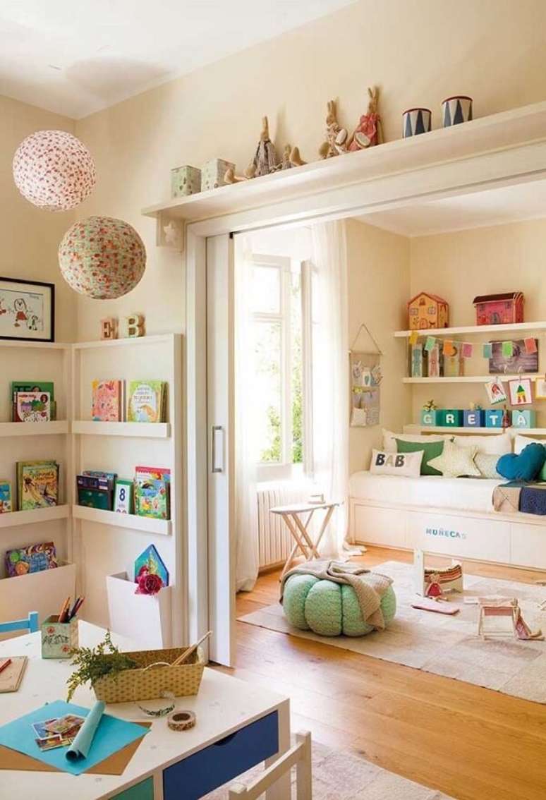 27. A prateleira de canto para quarto infantil acomoda vários brinquedos. Fonte: Pinterest