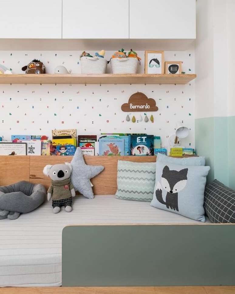 37. A prateleira para quarto infantil de madeira combina com diferentes estilos de decoração. Fonte: Elefante Design Para Pequenos