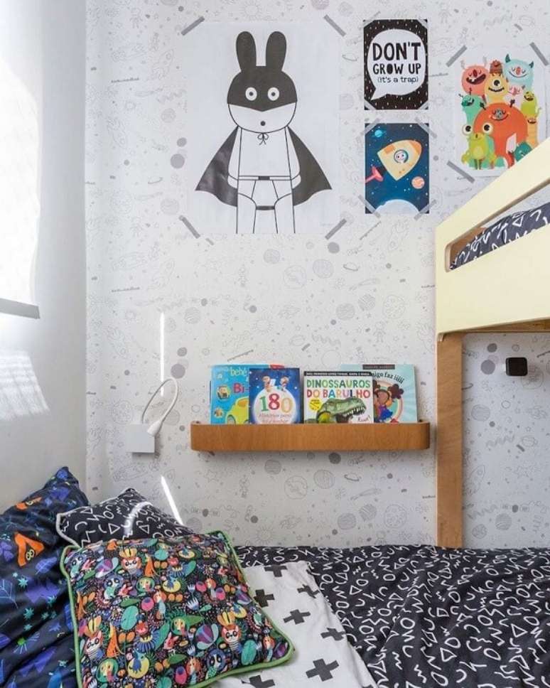 39. A prateleira para quarto infantil de madeira está ao alcance da criança. Fonte: Elefante Design Para Pequenos
