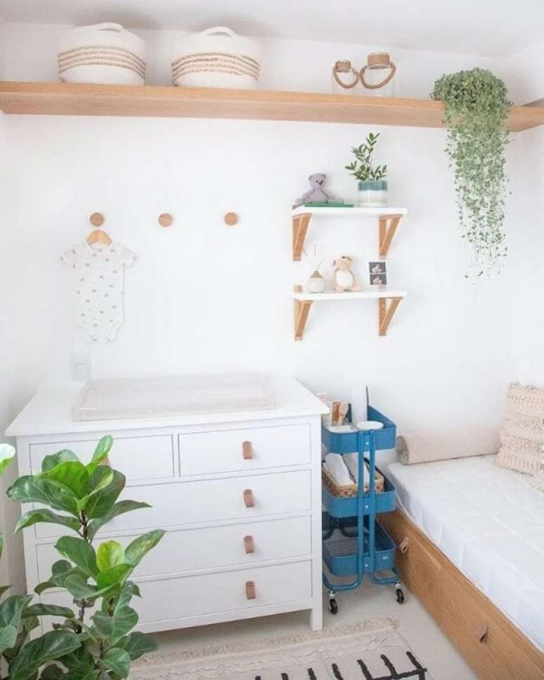5. A prateleira de madeira para quarto infantil traz um toque rústico para esse cantinho. Fonte: Lilo Design