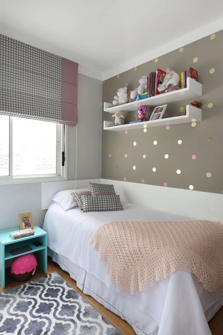 3. A prateleira para quarto infantil branca traz neutralidade para a parede com papel de bolinhas. Fonte: Esther Zanquetta