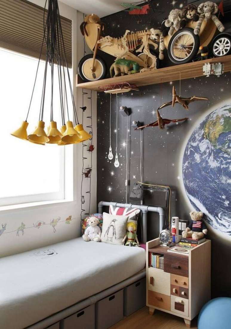 70. A prateleira para quarto infantil masculino permite criar um mundo de imaginação. Projeto por André Piva