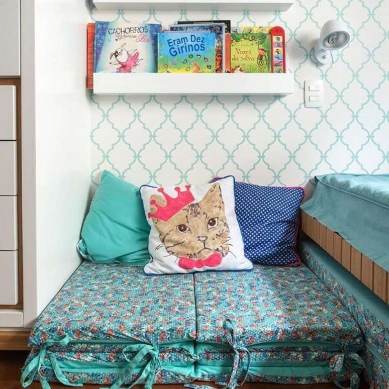 32. A prateleira para quarto infantil serve de apoio para livros. Fonte: Bianca Assuf e Beta Franklin
