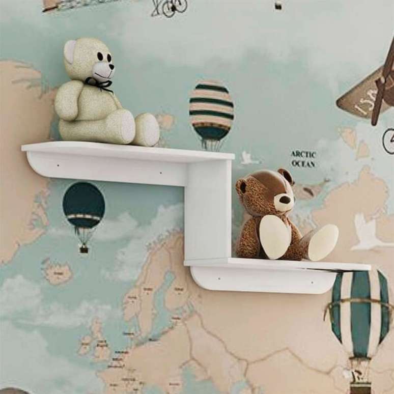 67. A prateleira traz equilíbrio em um meio a um quarto infantil colorido. Fonte: Pinterest