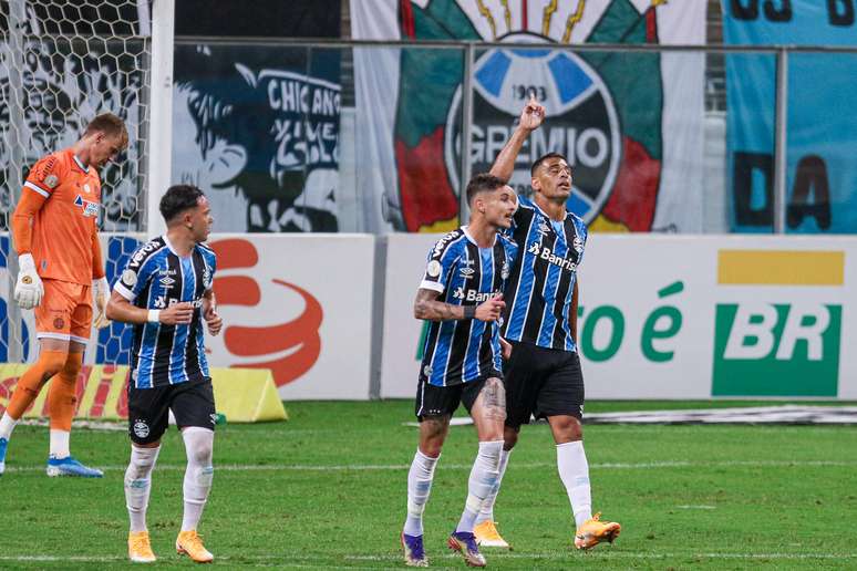  Grêmio vence, chega ao G-4 do Brasileirão e complica a situação do Bahia