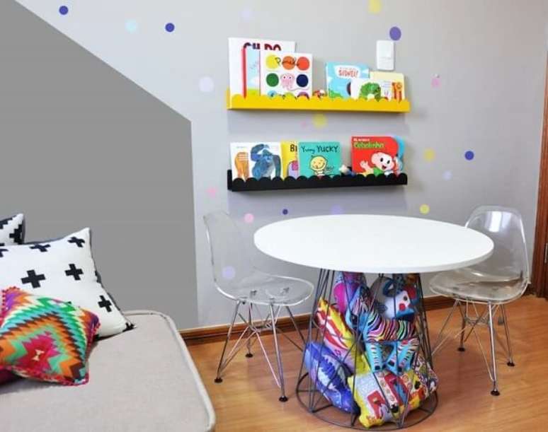38. Cantinho especial com prateleira para quarto infantil de livros. Fonte: Cadô Design