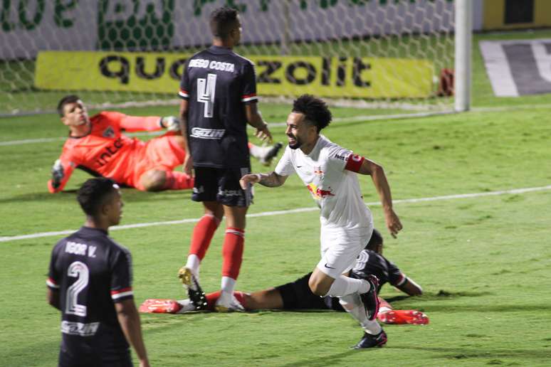 Apesar do resultado, o São Paulo manteve os sete pontos de distância na liderança do Campeonato Brasileiro. 