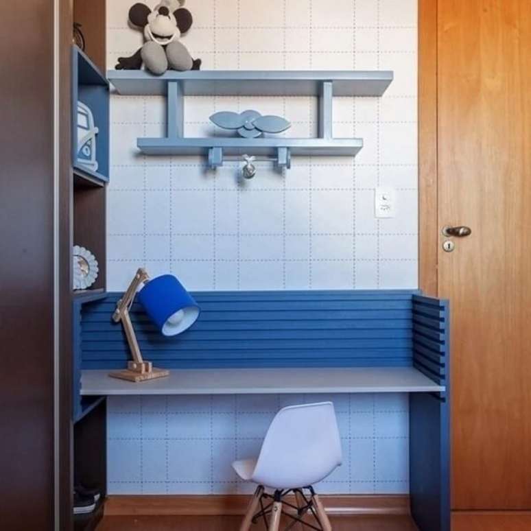 52. Ideias de prateleira para quarto infantil em formato de avião. Fonte: Daniela B. Tavares Matias