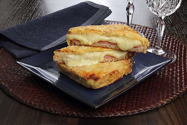 Guia da Cozinha - Lanche de forno com recheio de presunto e provolone