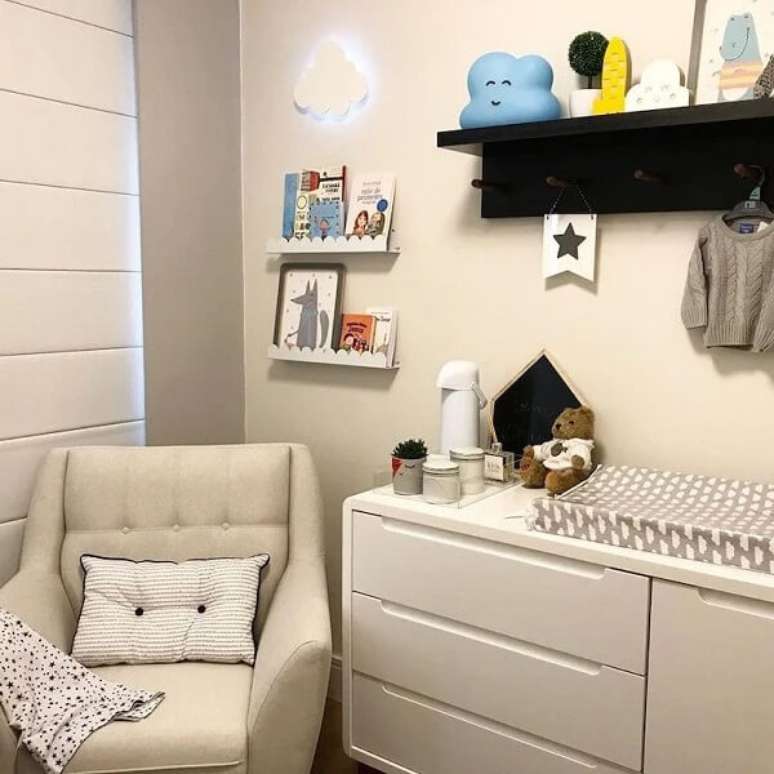 41. O preto também é bem-vindo na prateleira para quarto infantil. Fonte: Kids Arquitetura