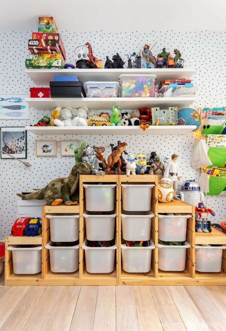72. Organize o espaço com prateleiras para brinquedos quarto infantil. Fonte: Pinterest