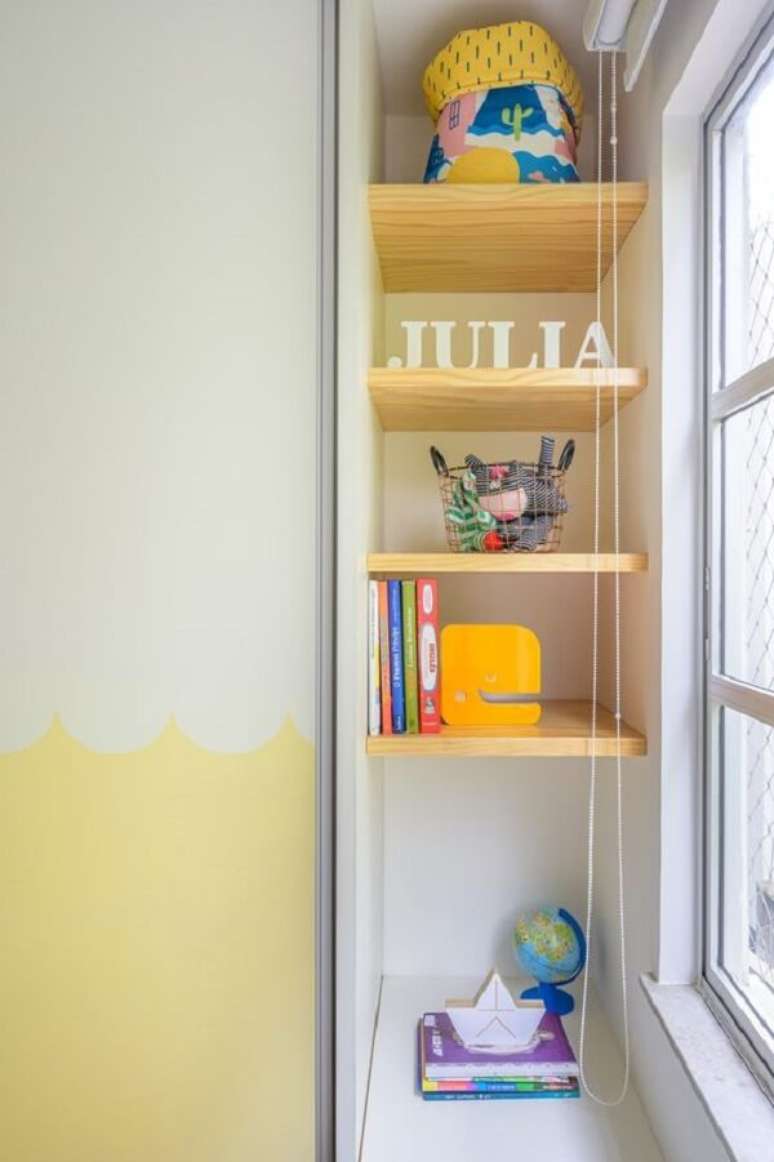 50. Prateleira para quarto infantil em tom amarelo. Fonte: Elefante Design para Pequenos