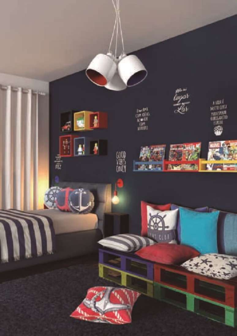 71. Prateleira para quarto infantil masculino acomoda gibis. Fonte: Pinterest