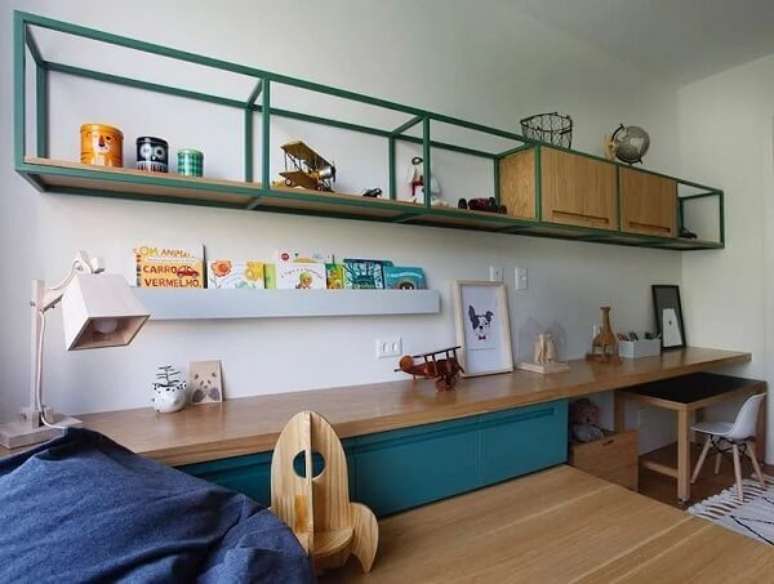 56. Prateleira para quarto infantil masculino com acabamento em ferro. Fonte: Ana Neri