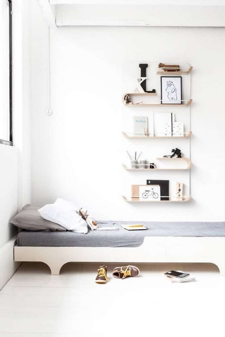 19. Quarto clean com prateleira para quarto infantil super delicadas. Fonte: Pinterest