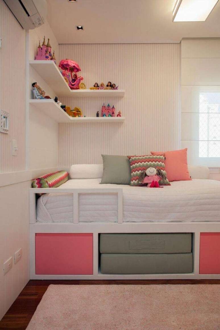 10. Valorize o espaço usando prateleira de canto para quarto infantil. Fonte: Pinterest