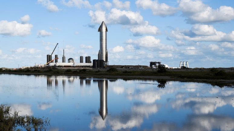 Foguete Starship da SpaceX se prepara para um lançamento de teste nas instalações da empresa em Boca Chica, Texas, em dezembro