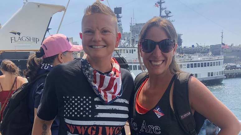 Babbitt (à direita) em um desfile de barco em homenagem a Trump, vestindo uma camisa com a insígnia QAnon