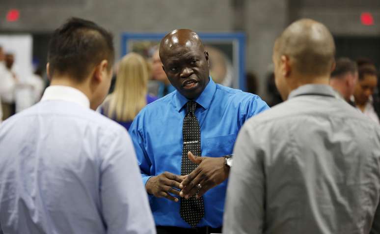 Recrutador entrevista pessoas em busca de emprego em Washington.     REUTERS/Gary Cameron