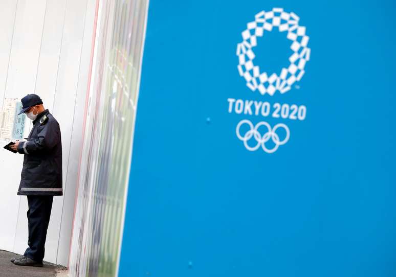 Guarda perto de logo da Olimpíada de Tóquio na capital do Japão
24/12/2020 REUTERS/Issei Kato