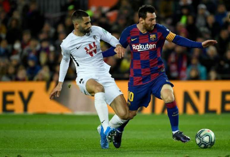 Messi em ação diante do Granada na última temporada (LLUIS GENE / AFP)