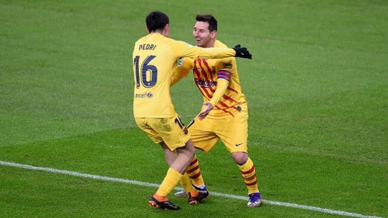 Pedri e Messi comemoram gol do Barcelona (Foto: Divulgação/La Liga)