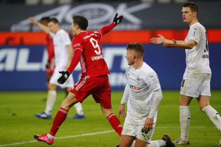Lewandowski tentou, mas não evitou derrota do Bayern (Foto: WOLFGANG RATTAY / POOL / AFP)
