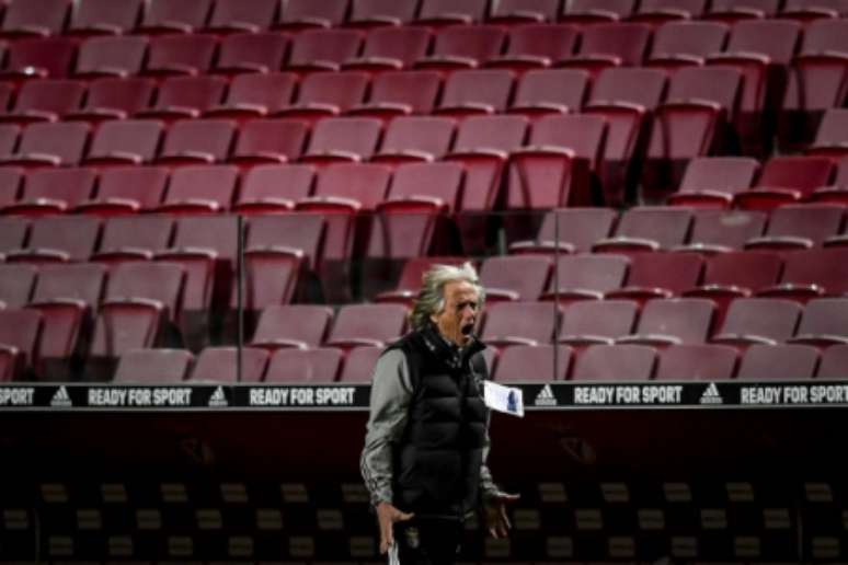 Jorge Jesus estava bem irritado à beira do gramado do Estádio da Luz (Foto: PATRICIA DE MELO MOREIRA / AFP)