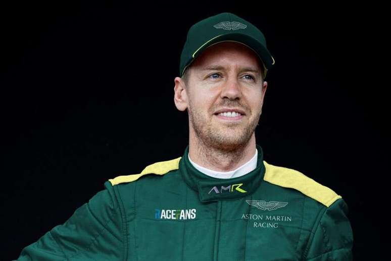 Sebastian Vettel foi vestido com macacão e boné verde pelo pessoal do Race Fans.