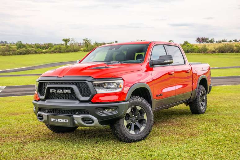 Ram duplica suas vendas no Brasil, mas ainda aparece com Dodge em caminhões.