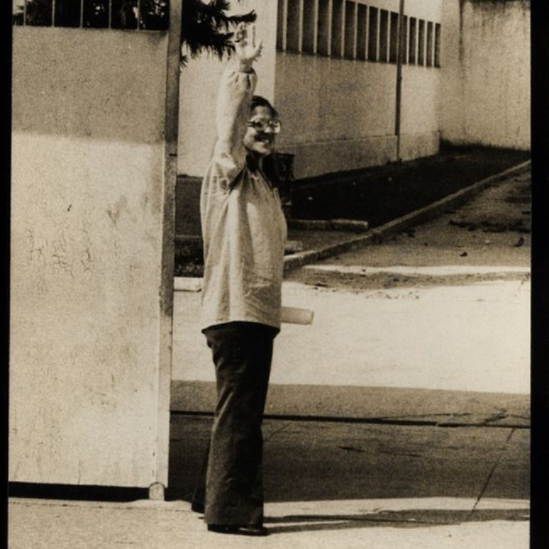 In&ecirc;s Etienne Romeu na frente da Penitenci&aacute;ria Talavera Bruce, no Rio, em 1975