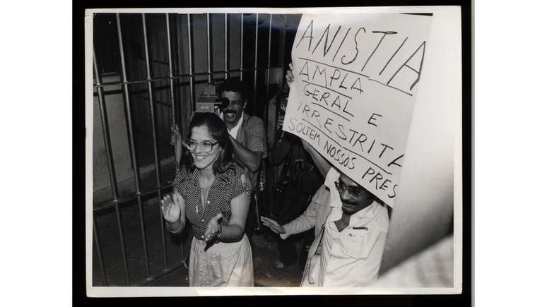 In&ecirc;s Etienne Romeu sendo libertada em 29 de agosto de 1979