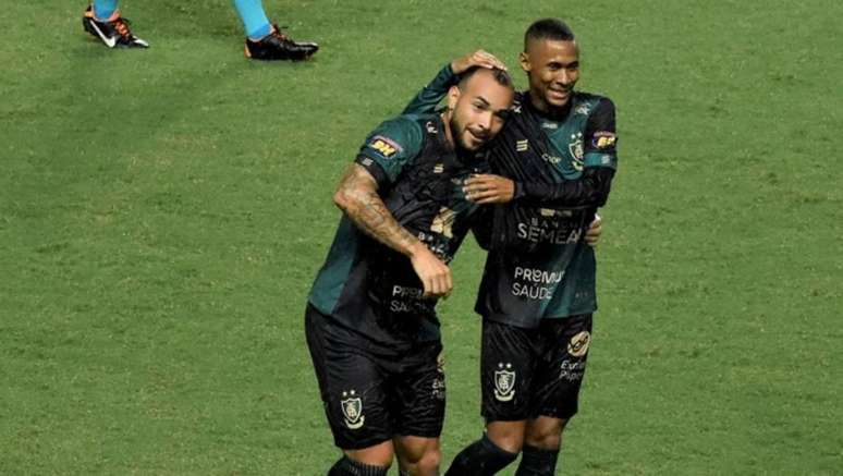 Rodolfo e Ademir comemoram gol do América-MG